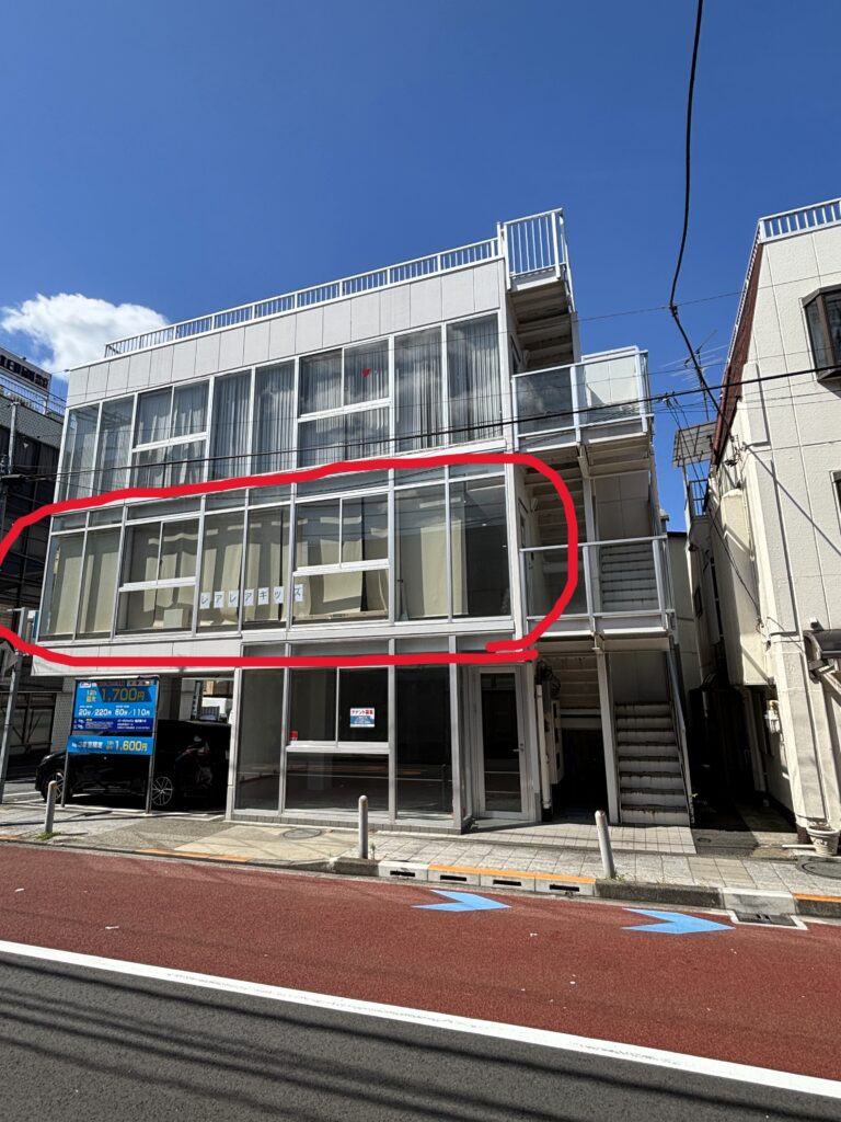 レアレアキッズが入る建物の正面外観(2階部分)