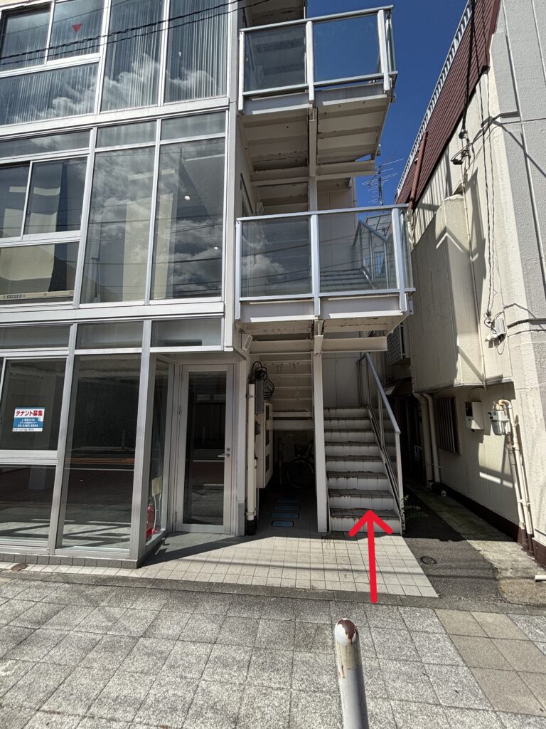レアレアキッズ入口へ続く建物正面右側の階段